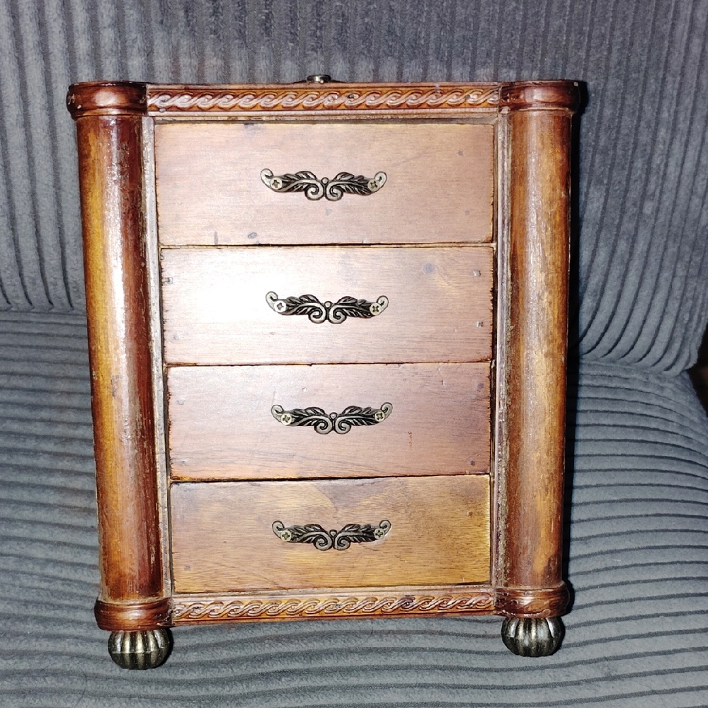 Lovely Vanity Or Dresser Small Chest Of Drawers Jewelry trinket Box